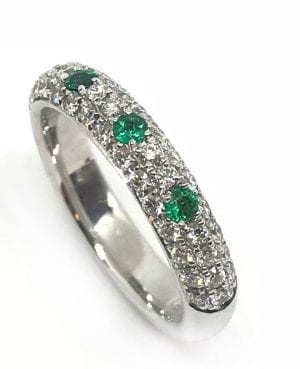 Hvitt Gull Ring M/ Diamanter Og Smaragder