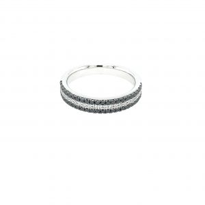 Ring hvitt gull m/ sorte og hvite diamanter