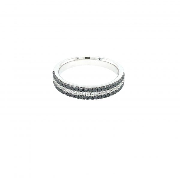 Ring hvitt gull m/ sorte og hvite diamanter
