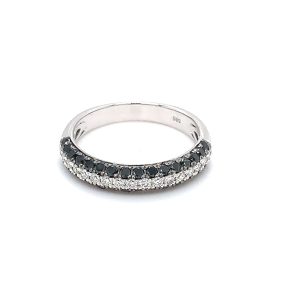 Hvitt gull ring m/ svarte og hvite diamanter smal