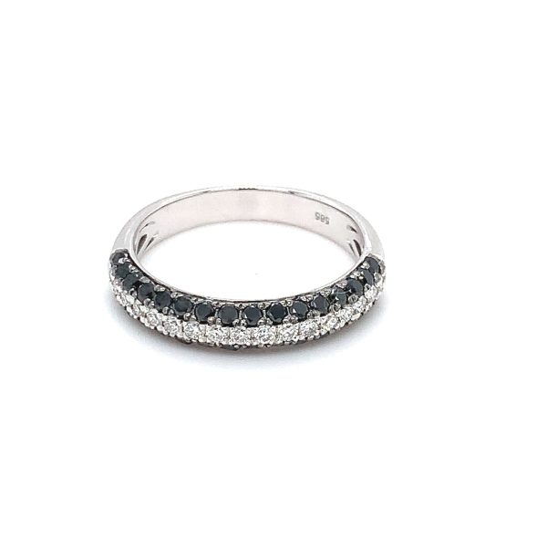 Hvitt gull ring m/ svarte og hvite diamanter smal