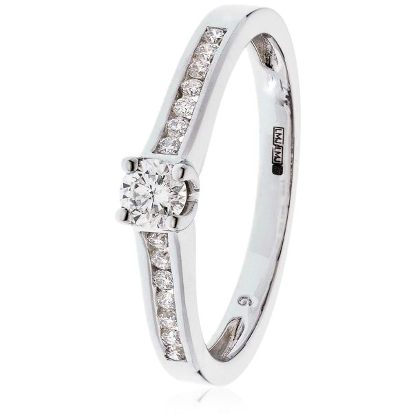 Hvitt gull diamantring m/ sidestener 0,54ct