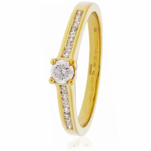 Gult gull diamantring m/ sidestener 0,54ct