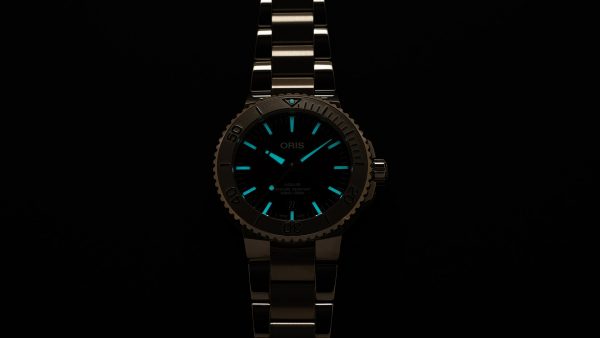 Aquis Date Relief Cherry 43,5mm - Bilde 7