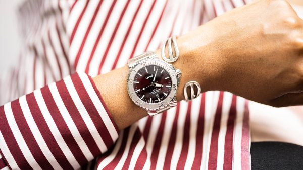 Aquis Date Relief Cherry 43,5mm - Bilde 6