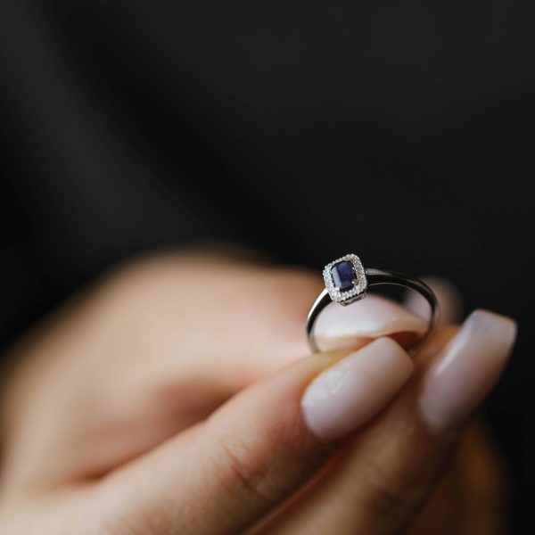Hvitt gull rosettring m/ safir og 20 diamanter - Bilde 2