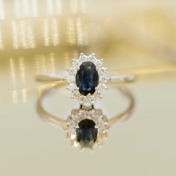 Hvitt gull rosettring m/ safir og 14 diamanter - Bilde 2