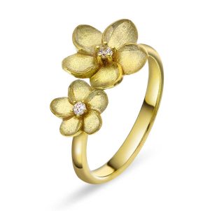 Gult gull blomsterring m/ 2 blomster og 2 diamanter 0,05ct