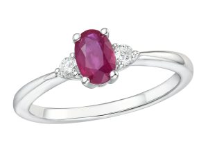 Hvitt gull ring m/ Rubin og 2 diamanter