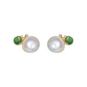 BoHo Earrings 18 karat yellow gold with green tourmaline 6 mm, freshwater pearls