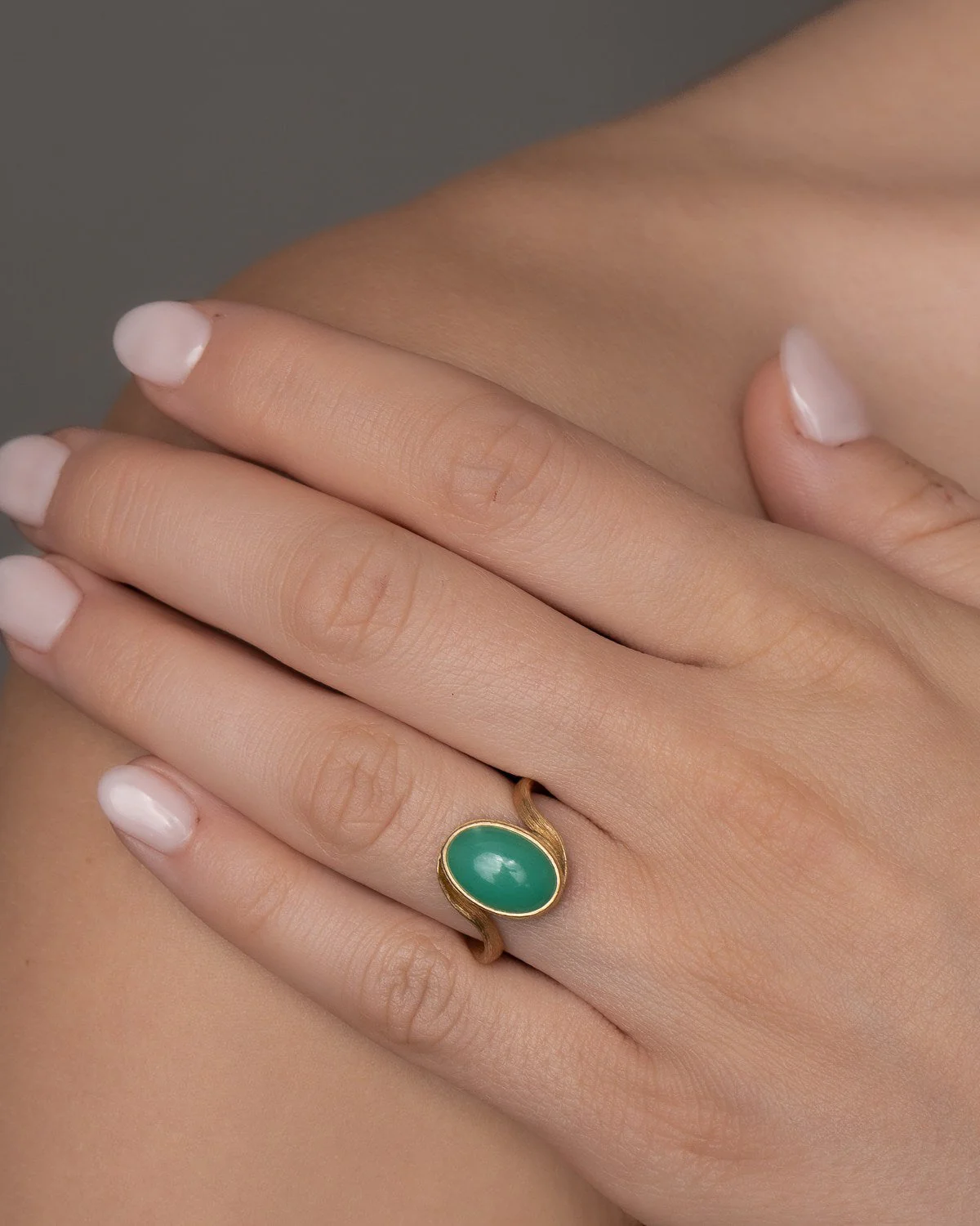 Vega Curl Ring liten gull m/ chrysopras - Bilde 2