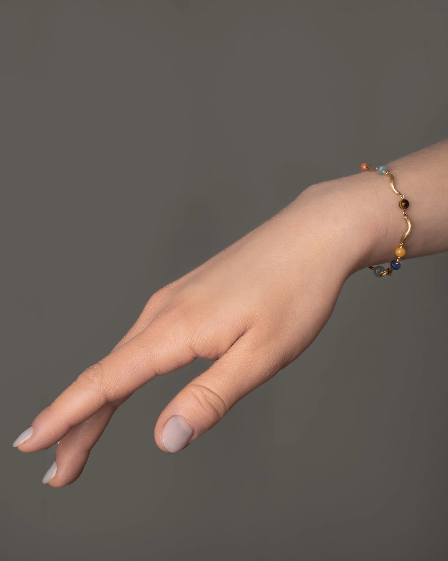 Vega Curl Armbånd m/ blå safir, tigerøye, korall, gul aventurin og blå trolite - Bilde 2